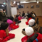 Ottelunjälkeisessä "Junnuvartissa" Pallokissajunioreiden kysymyksiin vastaamassa varakapteenit Olga Ahtinen ja Iida Laakkonen.