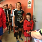 Tuomari tarkastaa ja saattajat saattaa